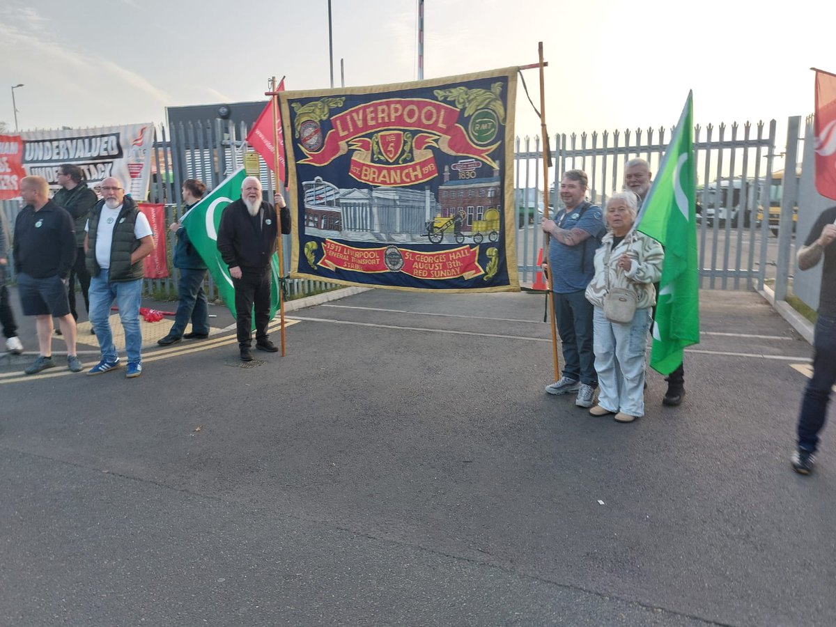 RMTunion's tweet image. Unity Is Strength
@RMTunion members supporting the #BirminghamBinStrike today at the #Megapicket