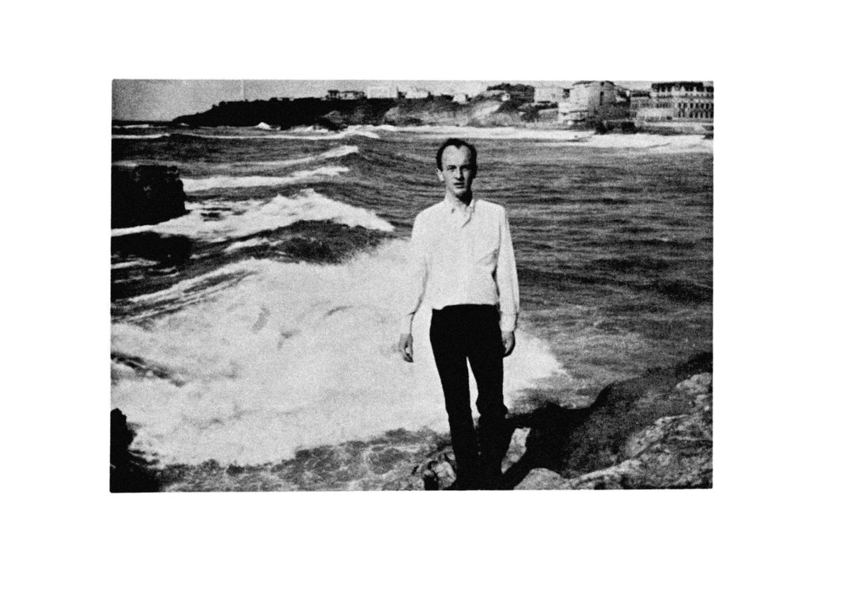 1966ko  uztailaren  25ean,  duela  59  urte,  hil  zen Frank  O’Hara  poeta  estatubatuarra.
Bere poemak irakurgai dituzu,  Beñat  Sarasolak  euskarari #ekarriak. 

📷 John Ashberyk Miarritzen Frank O'Harari atera zion argazkia 

ekarriak.armiarma.eus/?i=1507