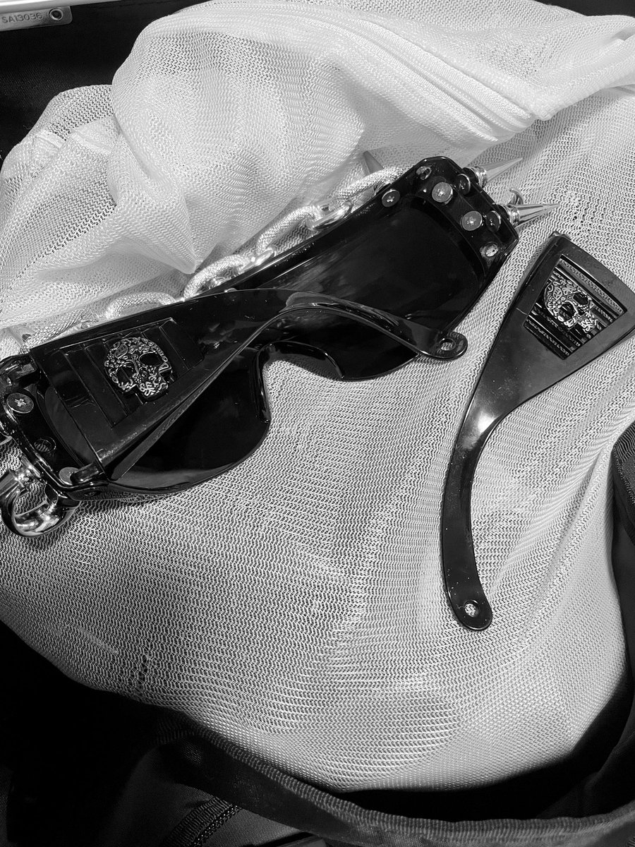 ザコ鬼塚が突然消えたのも
俺のサングラスがこうなったのも

全部ザコG-RIZEのせい。

お前らはとっとと解散だ。

用無し、ザコ。

#反GLEMONSTERS 
#ブラスナックルJUN
#ザコ