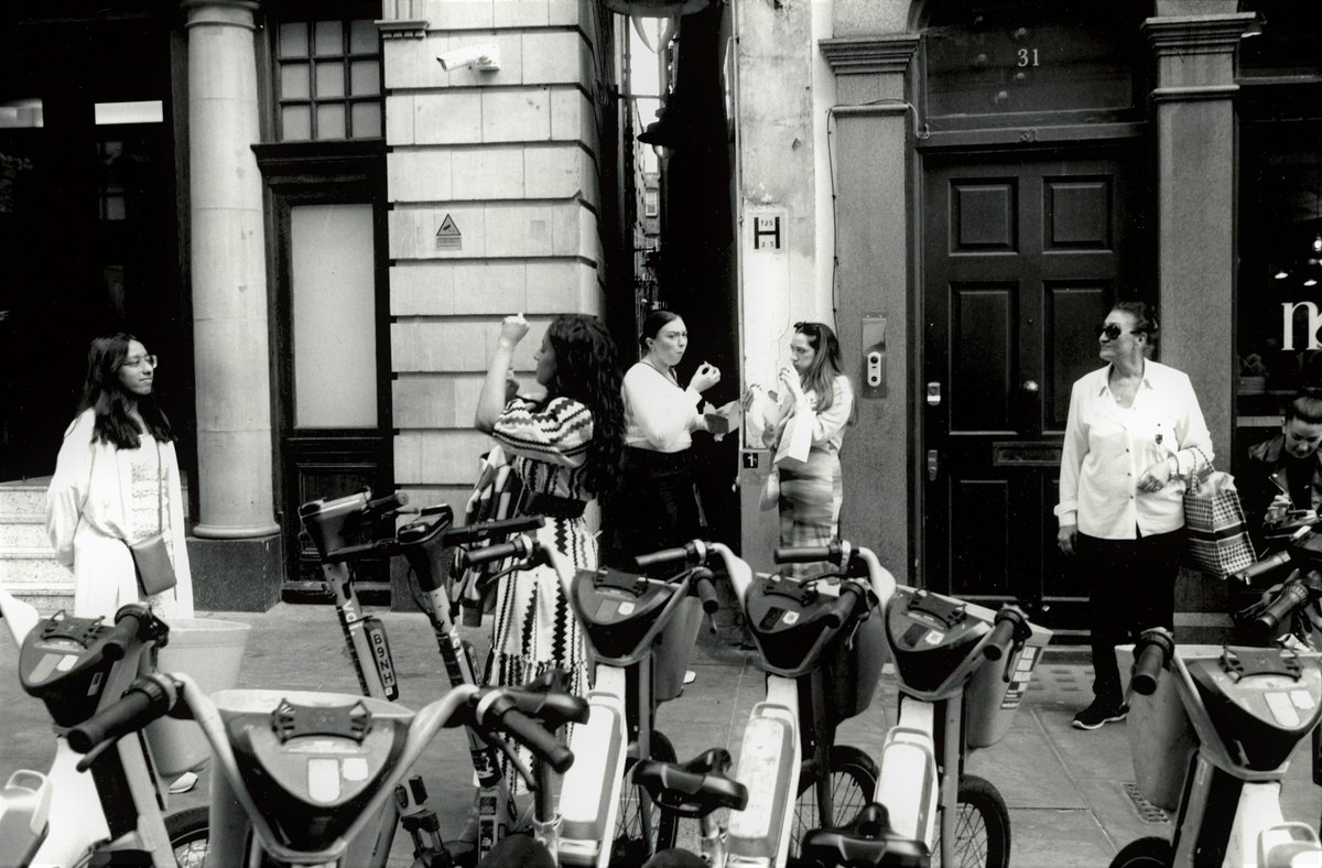 nicholas_sack's tweet image. Figures in the city
Covent Garden, London, 2024
Silver gelatin print
#London #CoventGarden #streetphotography #people #women #figures #WestEnd #city #sidewalk #pavement #tourists #trippers #visitors #urban #urbanlandscape #bicycles #bikes #street #town #alley #doors #film #bnw