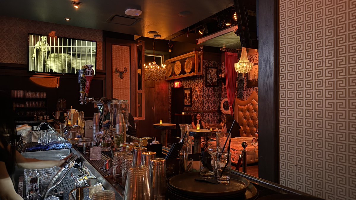 TangaroaJoel's tweet image. The 1923 “speakeasy”-style bar at Mandalay Bay is a nice chill-vibe, but not something special per se. Larger than I was expecting and a good night cap… but I do wish my drink was a bit bigger. (Not-pictured)