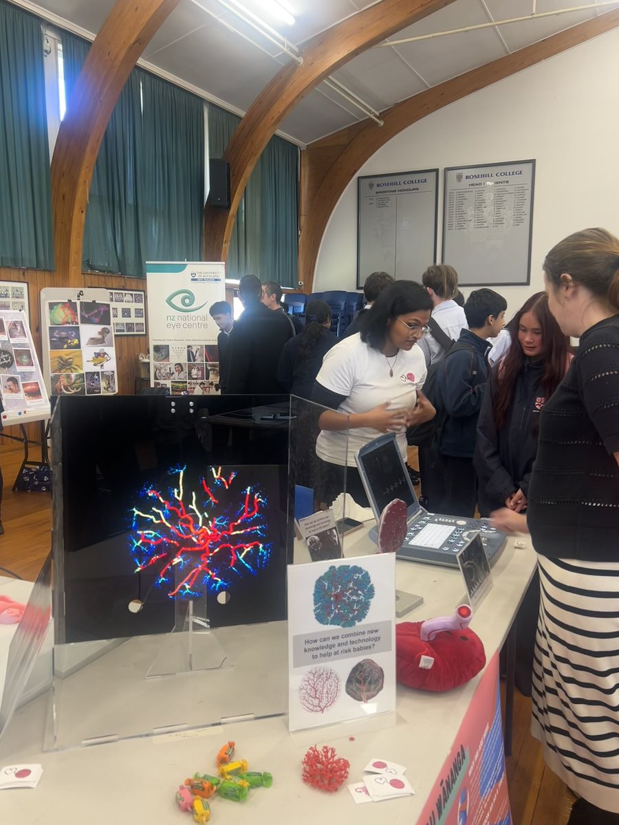 Fun day at the Rosehill College Hauora expo sharing our love of all things placenta, and our work aimed at better interpreting ultrasound in pregnancy to improve detection of at risk babies. New hologram was a hit (looks better irl), and tons of kids through 😃 #teamplacenta