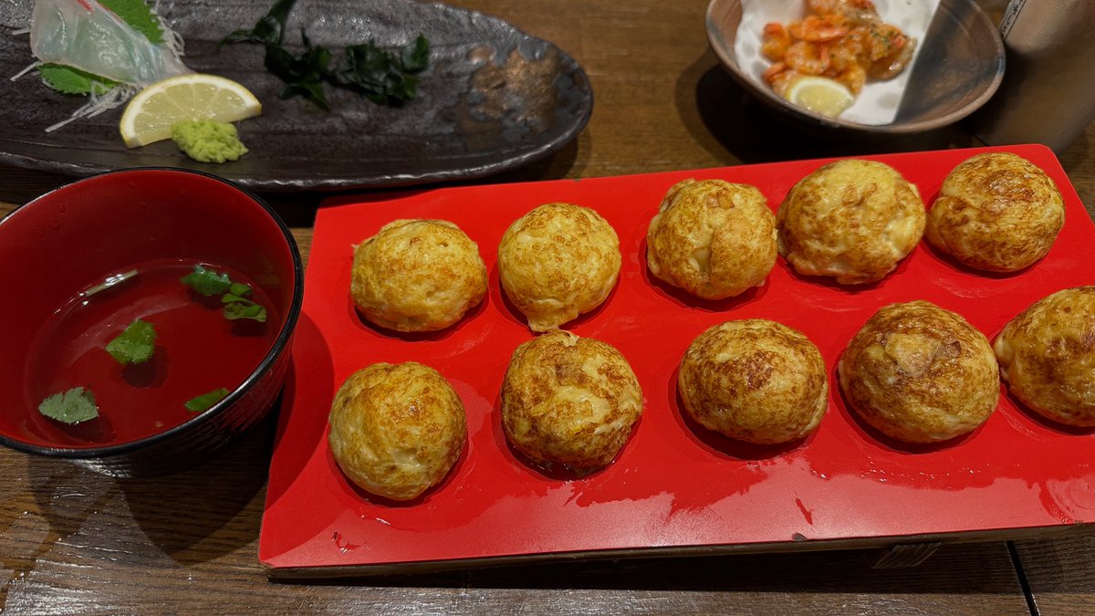 兵庫県明石市で事業の話をしながら、名物の明石焼きを堪能中。
ふわとろの味に癒されつつ、未来のビジョンにワクワクしています
#明石焼き #ビジネスランチ