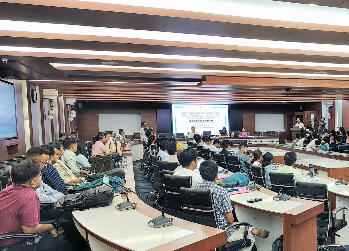 ranojpeguassam's tweet image. Addressed the Induction Training Programme for newly appointed Assistant Professors of State Engineering Colleges, organised by DTE at Assam Administrative Staff College, Khanapara, in the presence of Shri Debabrata Das, Adviser, Higher Education.
Urged the newly appointed…