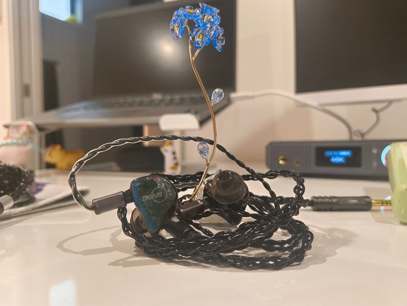 New IEMs, Reviews: Ziigaat Luna Review - A Whisper into the Night by Kevin Goh
theheadphonelist.com/ziigaat-luna-r…