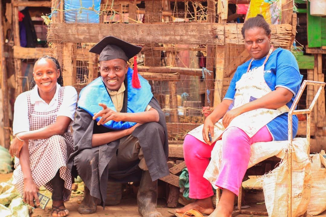 MountKenyaUni's tweet image. Testimony!
"My sincere gratitude to 'Mama mboga' Makongeni Market,Thika for everything and the support they accorded me to the accomplishment of this degree. Indeed juggling between classes, waking up at 3am to go and beba beba at the market place, attend classes some of them at…