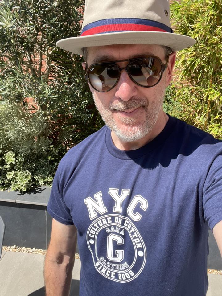 TheMumper's tweet image. Glen McCully has got his NYC t-shirt from Gama Clothing... and a nice hat too.
gamaclothing.co.uk/product/nyc-t-…