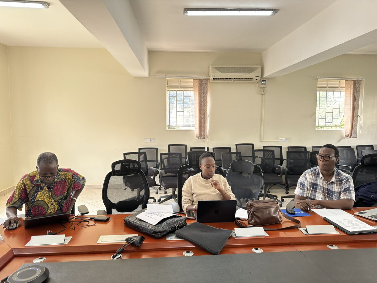 MakerereCHUSS's tweet image. This morning at the Center of the Study of the United States @Makerere our researchers present at the 2nd Research Review Workshop. The presenters are looking at how they are collecting and using secondary data in their research.