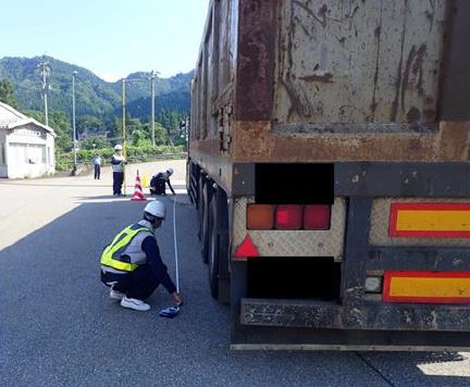 mlit_toyama's tweet image. 【特殊車両通行許可証の車両総重量を確認願います】
7/24(木)に国道41号富山市内で特殊車両指導取締を実施しました。法令の遵守についてご理解とご協力をお願いします。
特殊車両を通行させるときは、特殊車両通行許可証に記載されている車両総重量を超えないようにしてください。
#国土交通省