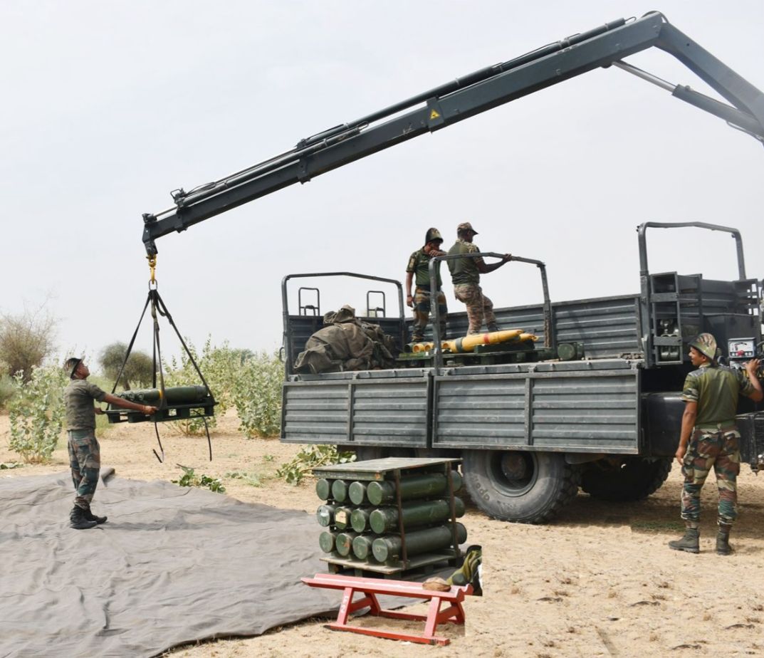 KonarkCorps's tweet image. “Loud, Lethal &amp;amp; Unmatched”

#KonarkGunners successfully
conducted #155mmArtillery
ammunition trials at Pokhran Field
Firing Ranges, reaffirming
commitment of #IndianArmy for
capability enhancement - giving
impetus to indigenous production.

#AtmaNirbharBharat

@adgpi
@IaSouthern