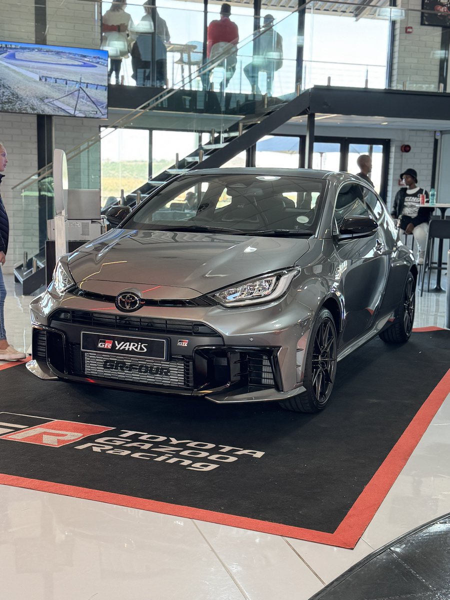 OtsileJK's tweet image. Ladies and Gentlemen 

It&apos;s Front-end Friday!