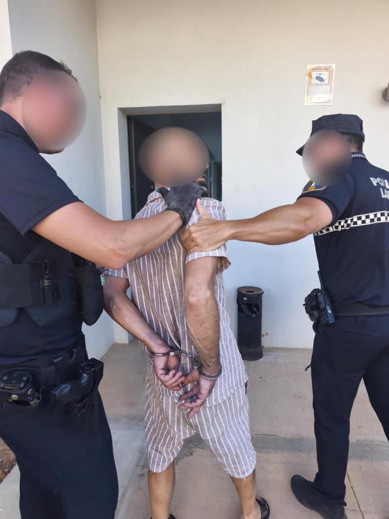 Aytobetera's tweet photo. 📰 Bétera es noticia.

🚔 La Policía Local de Bétera frustra un nuevo intento de okupación.

✅ El Ayuntamiento ya ha emprendido medidas antiocupación gracias al trabajo conjunto realizado con el Ayuntamiento de Badalona.

▶️ https://t.co/eCDCICoKXq https://t.co/hVt7EBz2zh