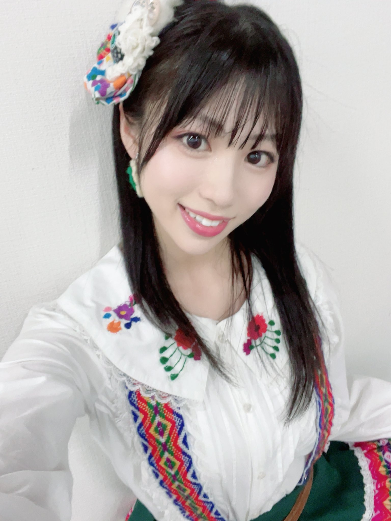 HKT48　うちわ+缶バッチ　山川万里愛 mqdefault.jpg