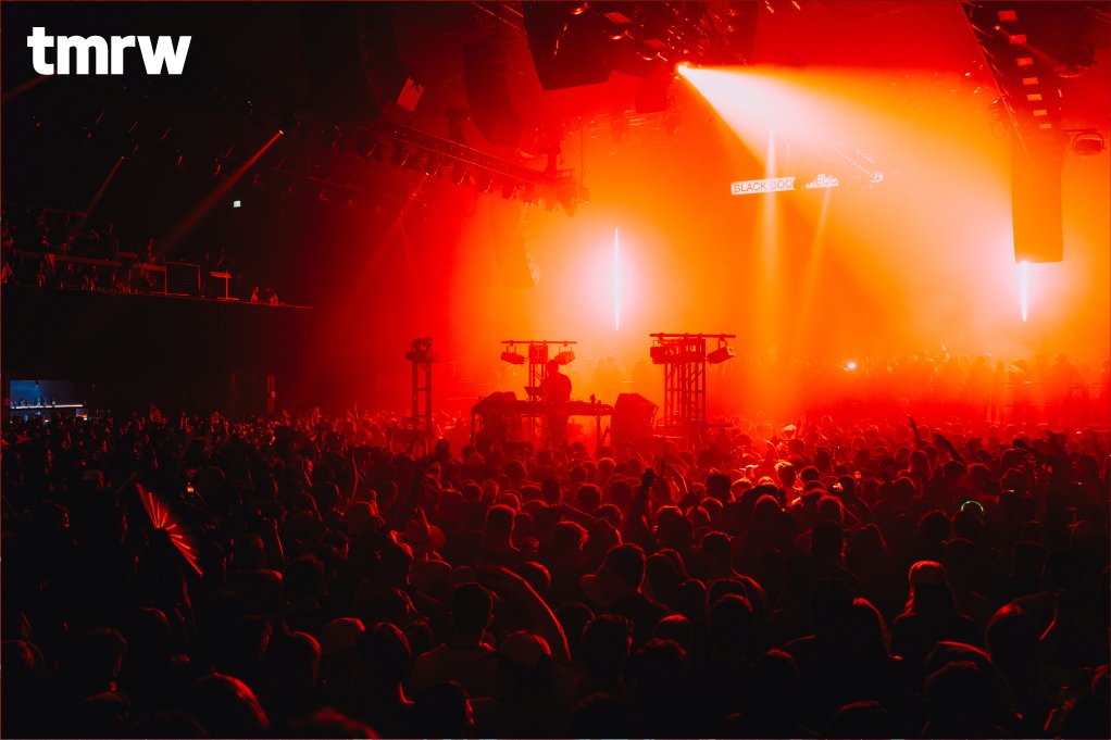 tmrwmag's tweet image. FROM COACHELLA TO CLUBS: CHRIS LAKE’S “PSYCHO” SETS THE STAGE FOR CHEMISTRY
tmrwmagazine.com/en/news/from-c…
Chris Lake returns with “Psycho,” the fourth and final single leading up to his highly anticipated debut album Chemistry, which will be released on July 11 via Black Book Records.…