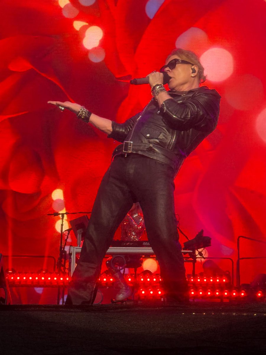SlashArmyAUT's tweet image. Moments from the Vienna @gunsnroses show with a lot of rainπ
ππβοΈπ€π©πΈ
@Slash @axlrose @DuffMcKagan
Photos: @SlashArmyAUT
#gunsnroses #slash #axlrose #duffmckagan #vienna #austria