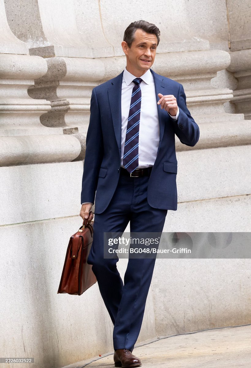 Evalie3689's tweet image. 🔥🔥NEW #HUGHDANCY🔥🔥
Hugh Dancy returns to film Law & Order on the steps of the Manhattan Courthouse, taken July 24! Poor man must have been roasting in that suit during this heatwave! The heat index got to 102°F where I am!
