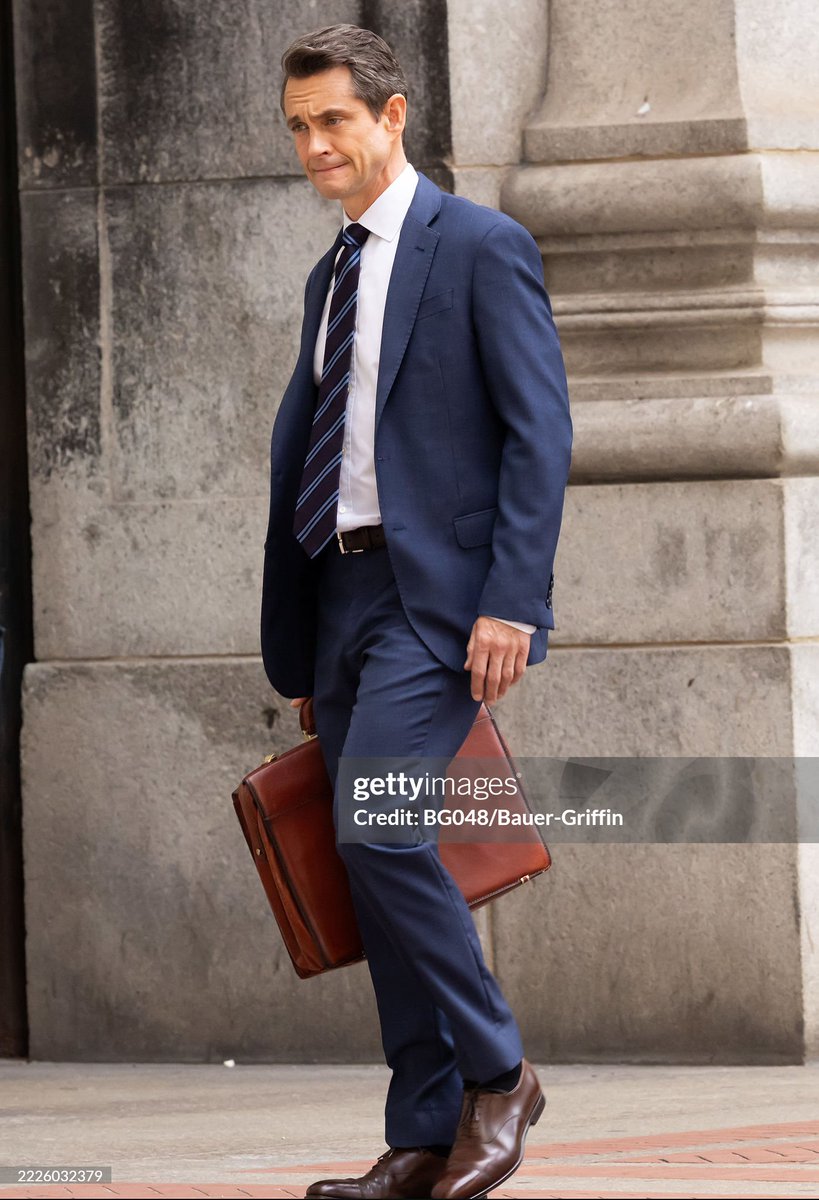 Evalie3689's tweet image. 🔥🔥NEW #HUGHDANCY🔥🔥
Hugh Dancy returns to film Law & Order on the steps of the Manhattan Courthouse, taken July 24! Poor man must have been roasting in that suit during this heatwave! The heat index got to 102°F where I am!