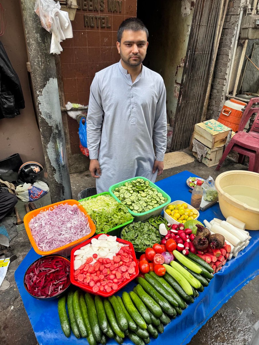 kissan_pakistan's tweet photo. لاہور کا محنتی نوجوان ۔ سبزیاں اتنی تازہ ہیں کے دیکھ کر ہی دل خوش ہو گیا ❤️ ایسے محنتی نوجوانوں کو ضرور سپورٹ کرنا چاہیے https://t.co/PybD0Qg9RD