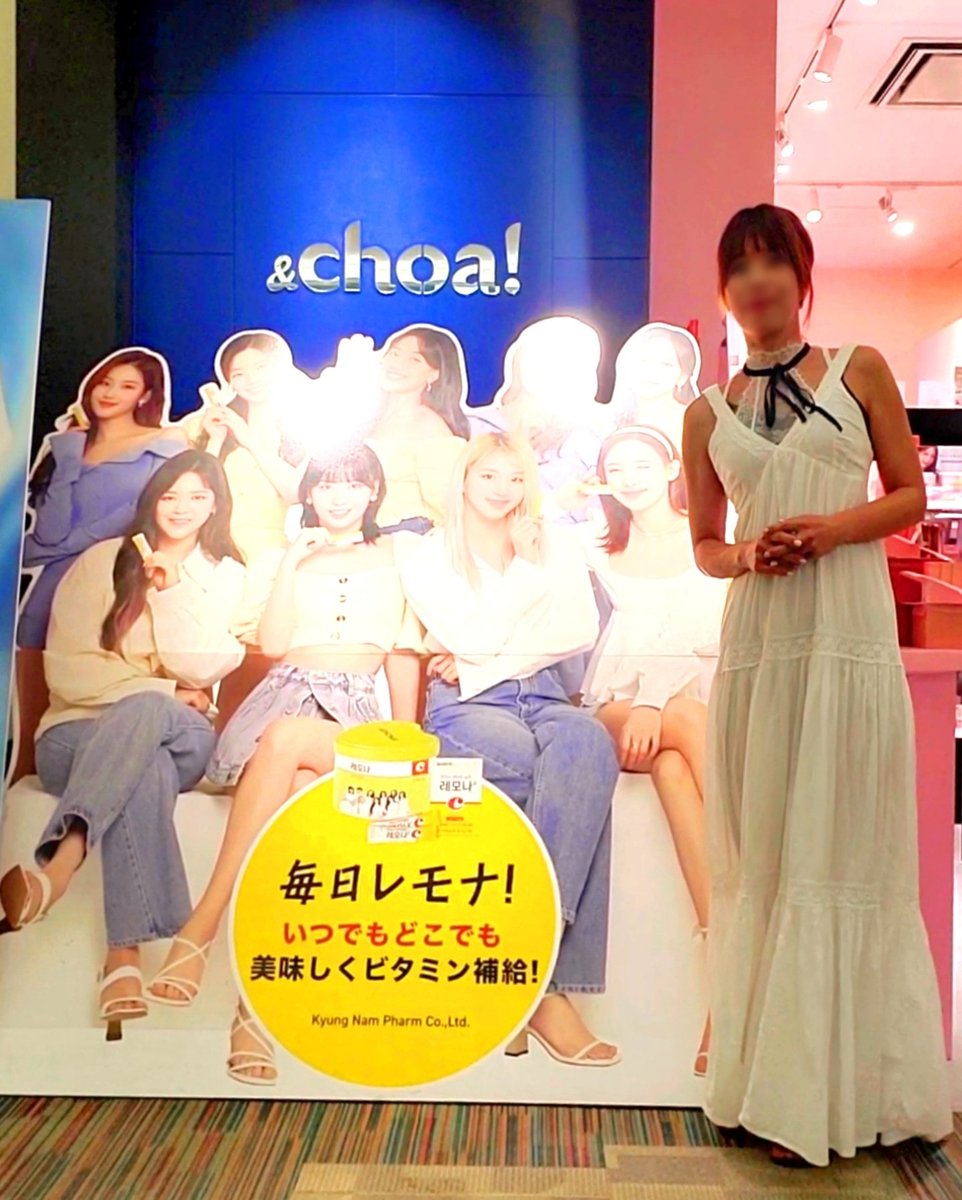 aosama_x's tweet photo. TWICEのパネルと並んでみました☆
筋トレ中ほぼTWICEかヴィクトリアズ・シークレットのショーで流れた曲聴いてるよー!
♬«٩(*^∀^*)۶»♬
#TWICE
#LEMONA https://t.co/UV5qWAK2mn