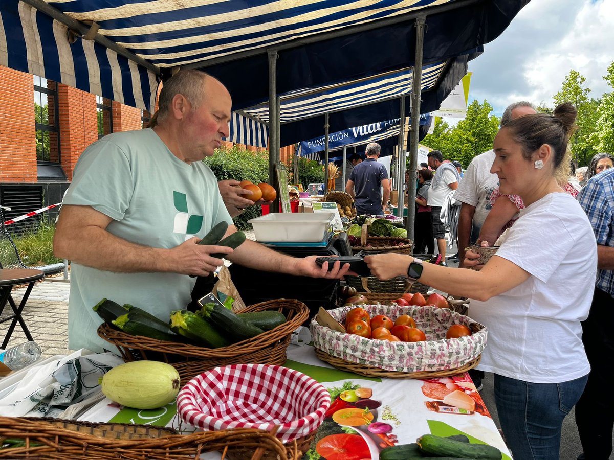 Anoche, junto a representantes de EAJ-PNV de Álava y Gasteiz, estuve en el acto en honor a Santiago Apóstol. 🤝

A quienes tenéis raíces gallegas, ¡os deseo un día maravilloso!
Y en Gasteiz: ¡una jornada inigualable de Blusas y Neskas! 💜
¡Gora Gasteiz!
#BlusasyNeskas #Gasteiz