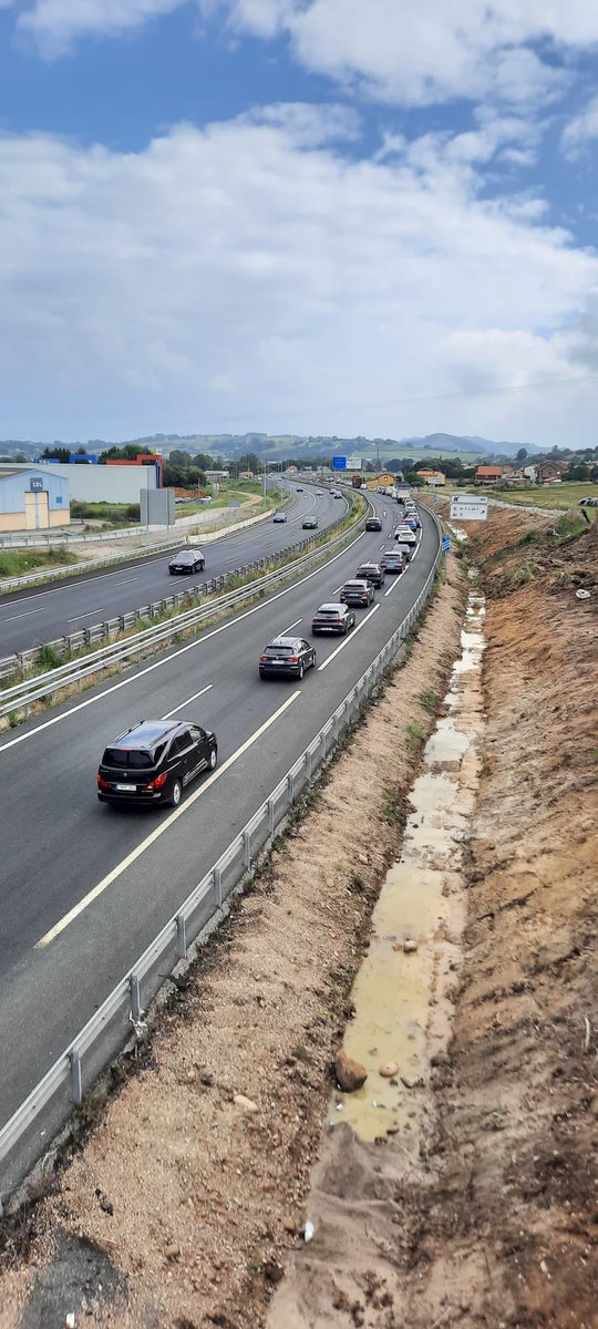 La apertura de la circunvalación de Torrelavega sobrecarga la salida de Polanco. Un tercer carril permitiría que no colapse el tráfico a Santander, pero no evita el atasco.
La obra del puente a Suances multiplicará la sobrecarga, por lo que debe desdoblar la salida.