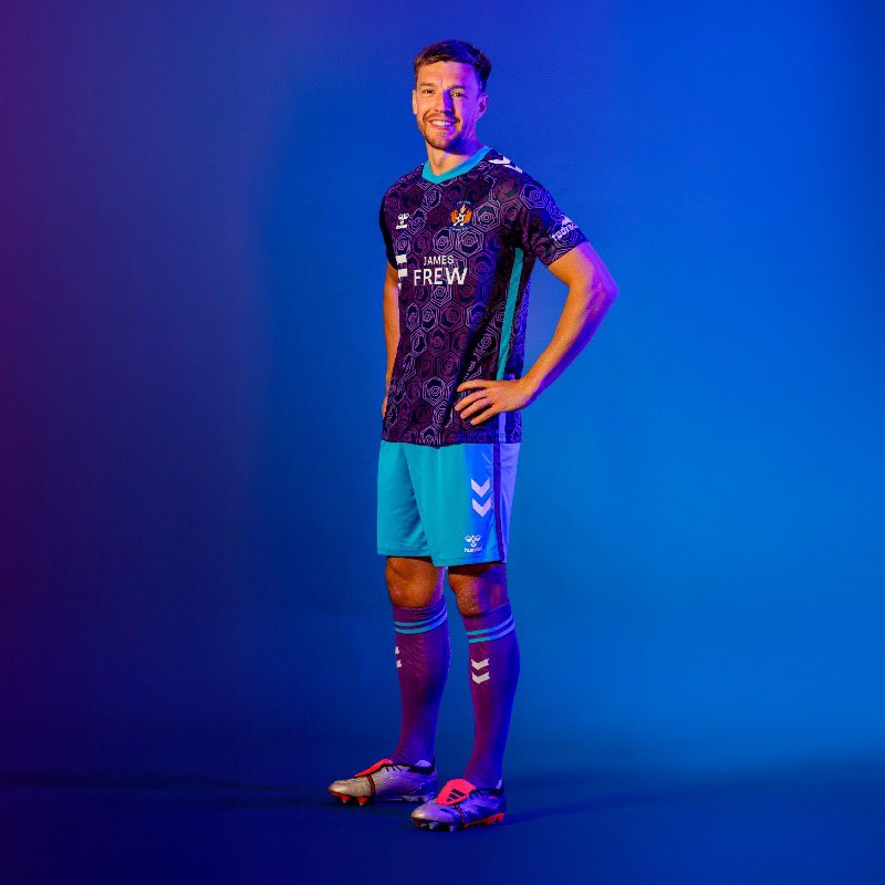 TheShirtUnion's tweet image. 🟪🌹| @KilmarnockFC 3rd 25/26
Another beauty from @hummel1923 x Kilmarnock.
Featuring a bold, modern rose pattern embedded across a deep purple base as a contemporary nod to Rugby Park and the Marie Osmond song “Paper Roses” which is sung on the terraces.