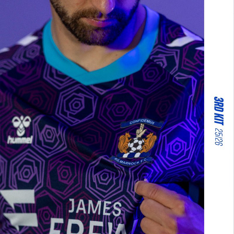 TheShirtUnion's tweet image. 🟪🌹| @KilmarnockFC 3rd 25/26
Another beauty from @hummel1923 x Kilmarnock.
Featuring a bold, modern rose pattern embedded across a deep purple base as a contemporary nod to Rugby Park and the Marie Osmond song “Paper Roses” which is sung on the terraces.