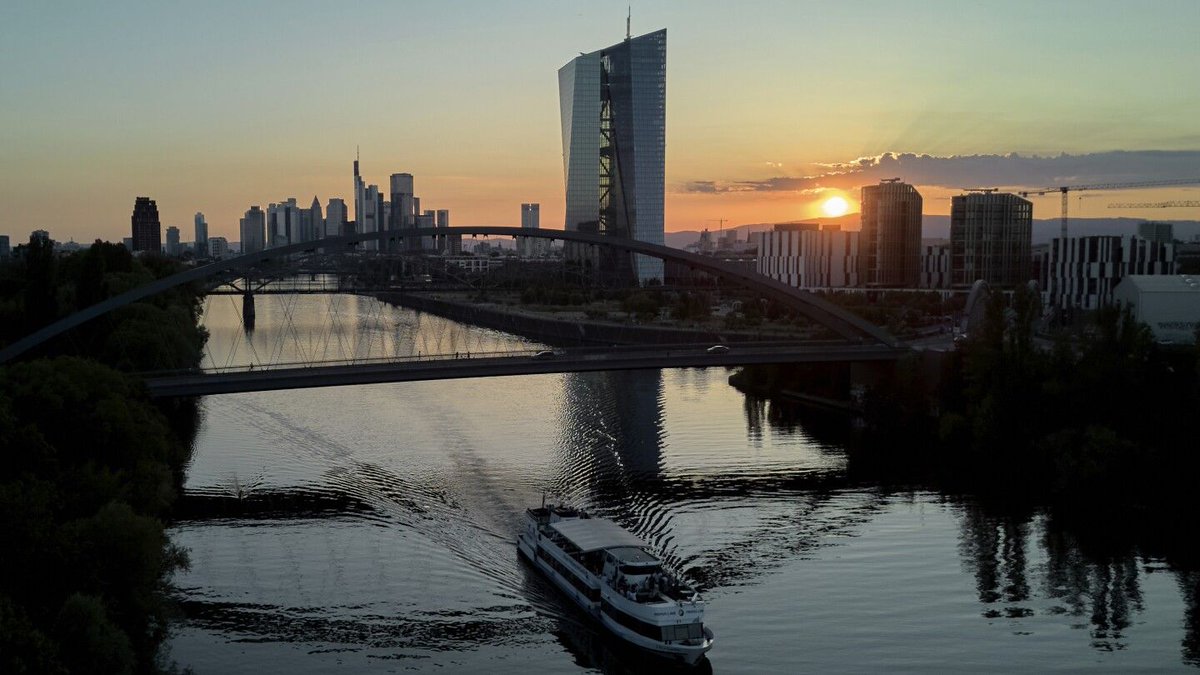mi_jim's tweet image. Like the Fed, European Central Bank holds off on rate cuts amid tariff upheaval buff.ly/qGxaWc1 | @AP