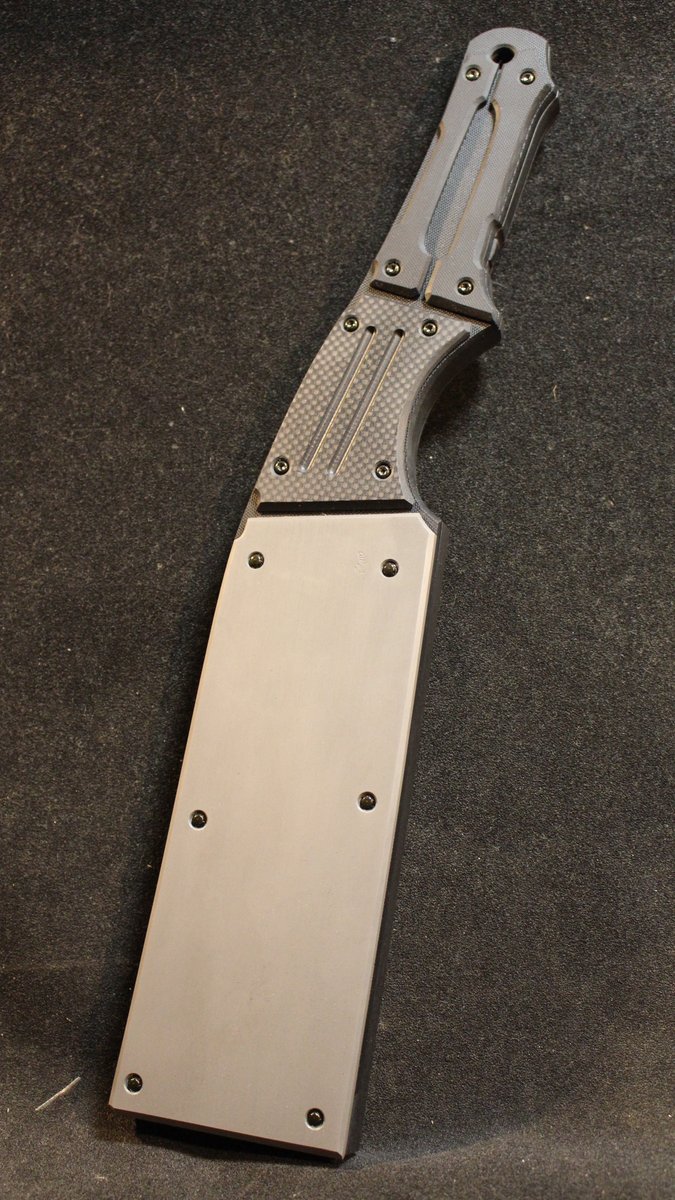 NEMOTOKNIVES's tweet image. HIR-02EX“KEINE GNADE”
ハイパワーLED2灯内蔵、打棒。
コア素材にフェルトカーボン、ストライクマスプレートにSUS440C使用。コア厚12㎜、マスプレート3㎜、全長440㎜、重量1800g。
名称カイネ・グナーデは独語、「情け無用」、「容赦なし」の意。
SALE価格にて。