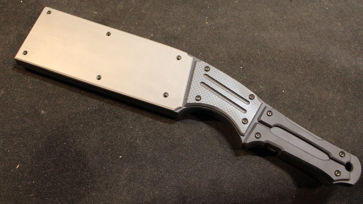 NEMOTOKNIVES's tweet image. HIR-02EX“KEINE GNADE”
ハイパワーLED2灯内蔵、打棒。
コア素材にフェルトカーボン、ストライクマスプレートにSUS440C使用。コア厚12㎜、マスプレート3㎜、全長440㎜、重量1800g。
名称カイネ・グナーデは独語、「情け無用」、「容赦なし」の意。
SALE価格にて。