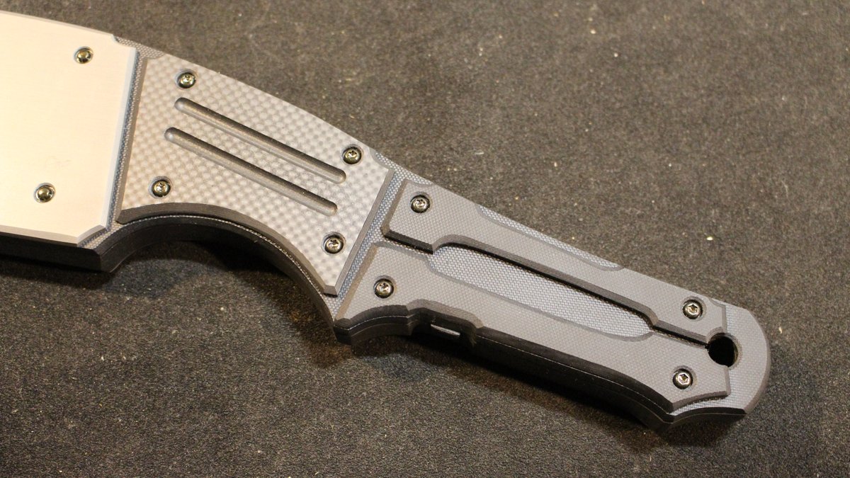 NEMOTOKNIVES's tweet image. HIR-02EX“KEINE GNADE”
ハイパワーLED2灯内蔵、打棒。
コア素材にフェルトカーボン、ストライクマスプレートにSUS440C使用。コア厚12㎜、マスプレート3㎜、全長440㎜、重量1800g。
名称カイネ・グナーデは独語、「情け無用」、「容赦なし」の意。
SALE価格にて。