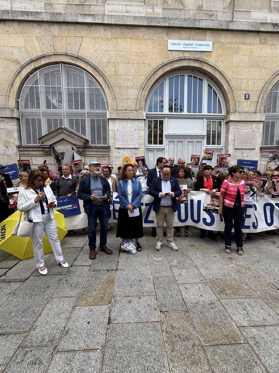 Le_CRIF's tweet image. Aujourd&apos;hui, comme chaque vendredi depuis le 17 novembre 2023, les Mères de l’Espoir se sont réunies à Paris, portées par @WIZOfrance et le Crif, pour demander la libération de tous les otages.

À ce jour, il reste 50 hommes et femmes retenus en otage par le Hamas dans la bande…
