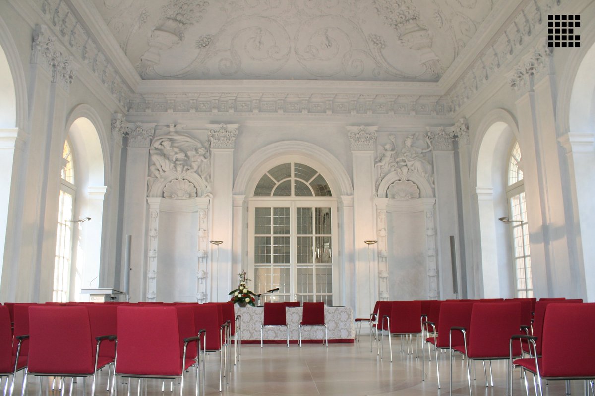 Wer traut sich? Das Standesamt hat für den 20. September noch einen Trautermin zu vergeben und zwar in der absoluten Trau(m)kullisse des Wassersaals in der Orangerie. Interessierte können sich direkt per Mail (standesamt@stadt.erlangen.de) melden: erlangen.de/aktuelles/frei…