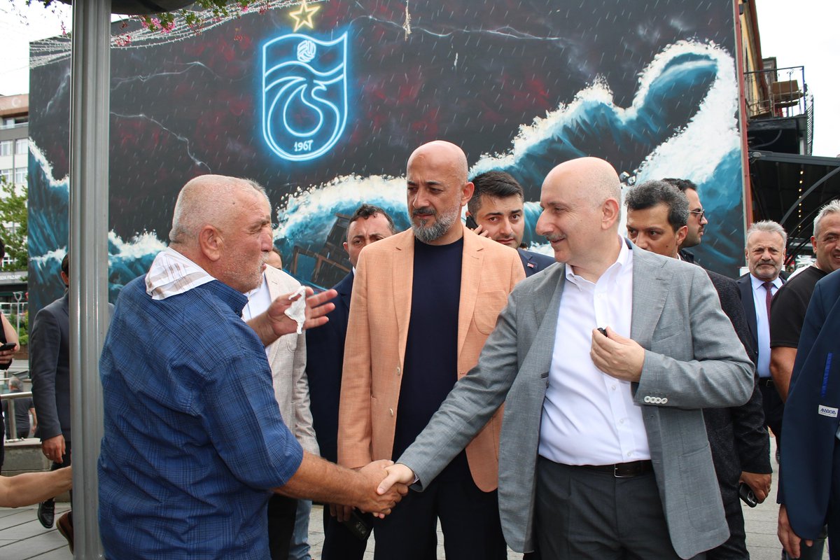 61hemensimdi's tweet image. TBMM Bayındırlık, İmar, Ulaştırma ve Turizm Komisyonu Başkanımız, Trabzon Milletvekilimiz Sn. Adil Karaismailoğlu, Kunduracılar Caddesi’ndeki esnaf ve vatandaşlarımızı ziyaret ederek hasbihalde bulundu.
Hemşehrilerimizin talepleri, hizmet rotamızdır.