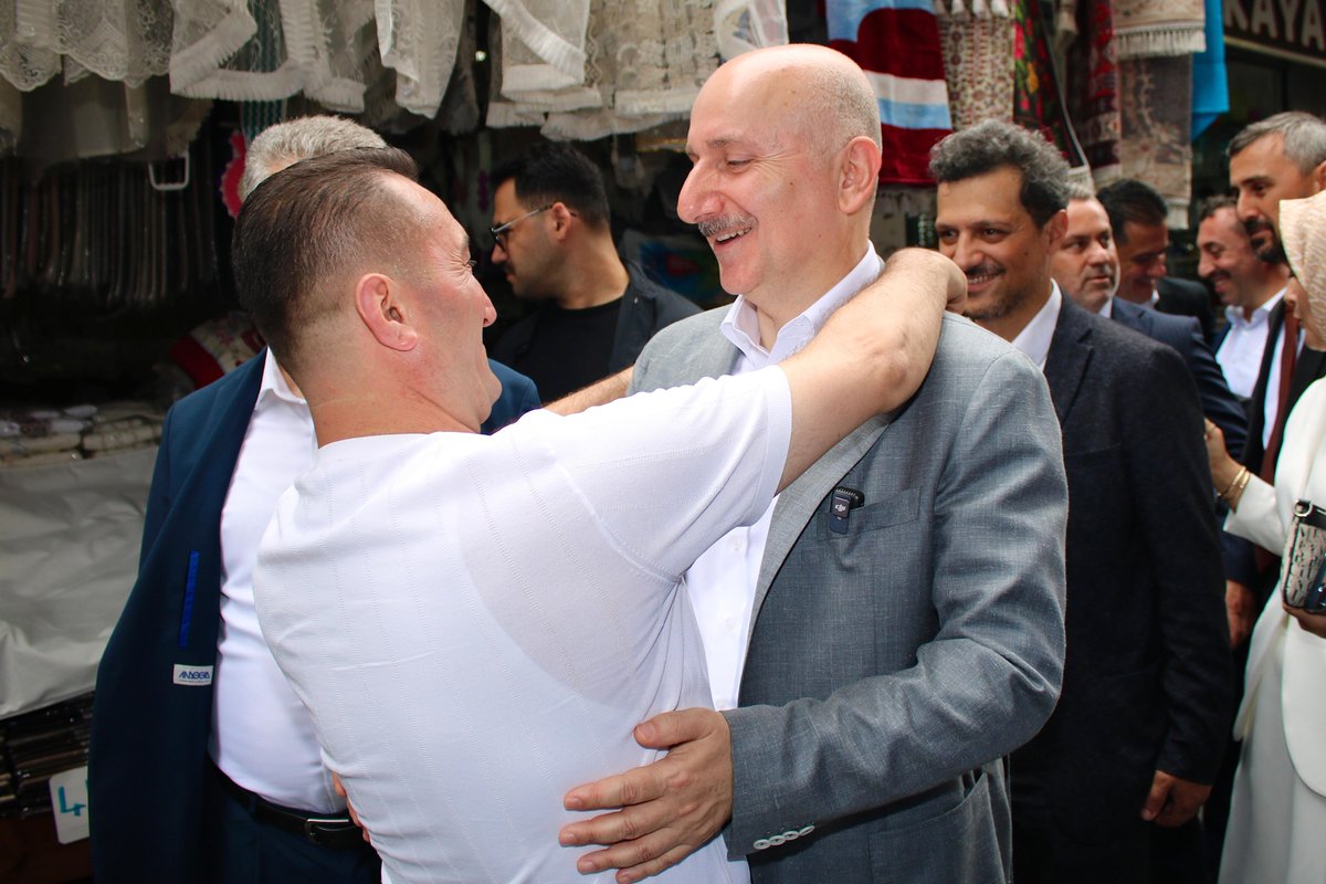 61hemensimdi's tweet image. TBMM Bayındırlık, İmar, Ulaştırma ve Turizm Komisyonu Başkanımız, Trabzon Milletvekilimiz Sn. Adil Karaismailoğlu, Kunduracılar Caddesi’ndeki esnaf ve vatandaşlarımızı ziyaret ederek hasbihalde bulundu.
Hemşehrilerimizin talepleri, hizmet rotamızdır.