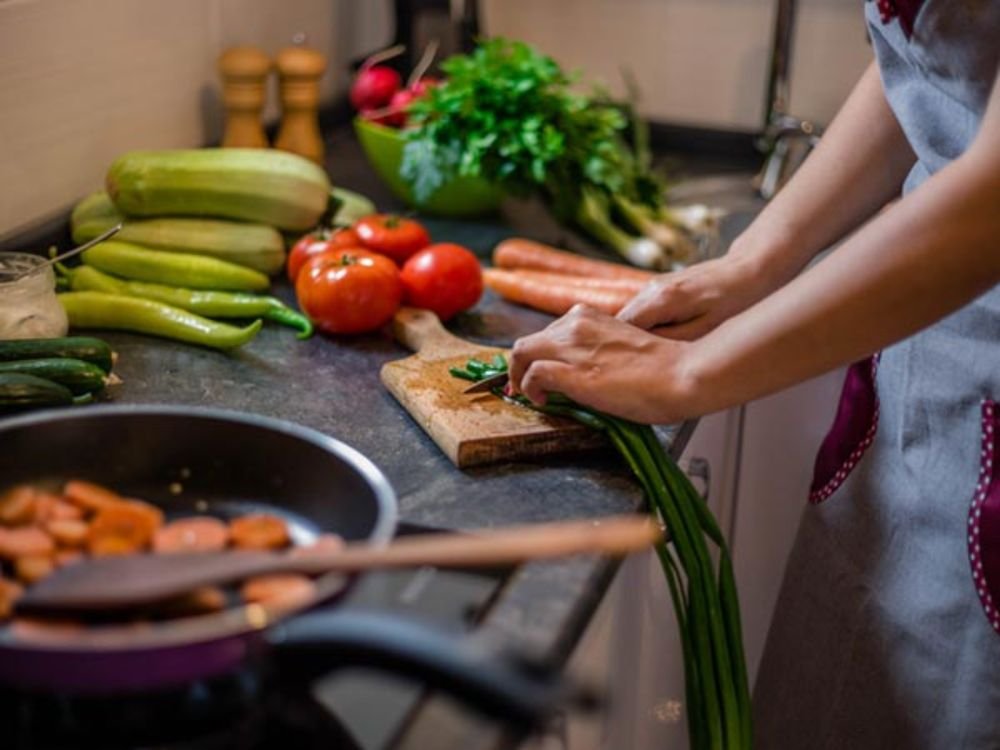 DietitianOnline's tweet image. July is National Culinary Arts Month! To prepare more nutritious and tasty meals at home, review this glossary of common cooking techniques. #Culinarians Day eatright.org/food/food-prep…