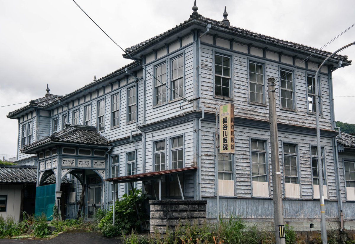 hopigon's tweet image. 旧長谷川医院(越前市)
明治後期に電気会社として建てられ昭和初期に医院として転用される際二階を増築したのだそう。青い外装の美しい凝ったつくりの洋館だったが、2023年解体されてしまった。
文化財保護を受けずあっさりと消されてしまうのが不思議でならない…