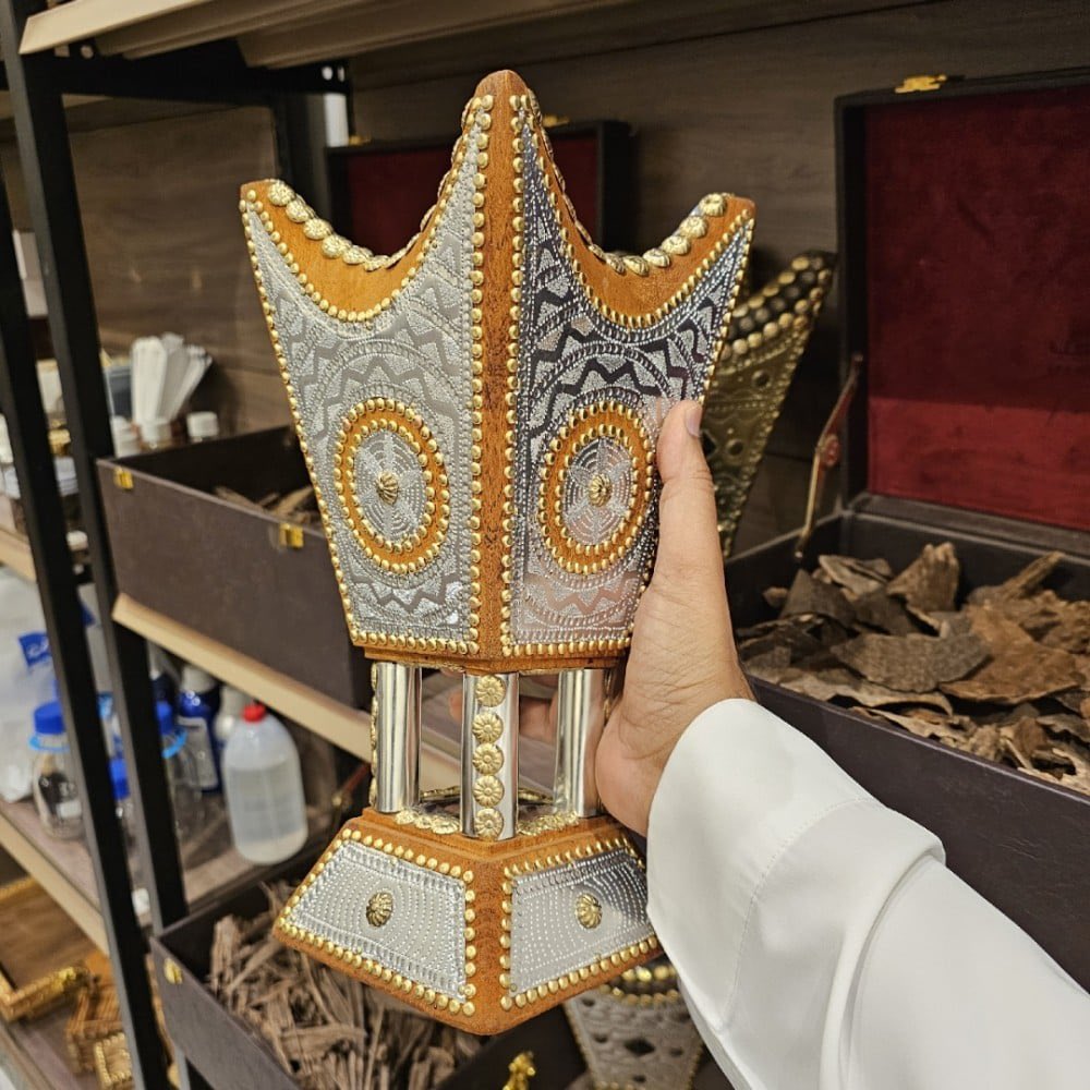 عن طيبكم سدّنا طيب النفل والزهور
مير افلحي يا نفوس الطيبين افلحي

الله يخليك يا اللي جيتنا بالبخور
طالبك لا تطرح الجمرة على مشلحي

#خالد_العصيمي
