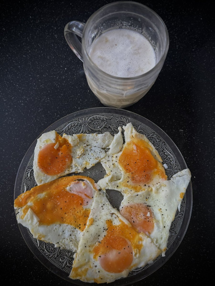 anandnagu's tweet image. 5 PM!
First Meal of the Day.
Quick Post Workout Snack :
-5 Whole Eggs
-1 and a half Scoop of @wholetruthfood Whey Protein
-5 Gms of Creatine