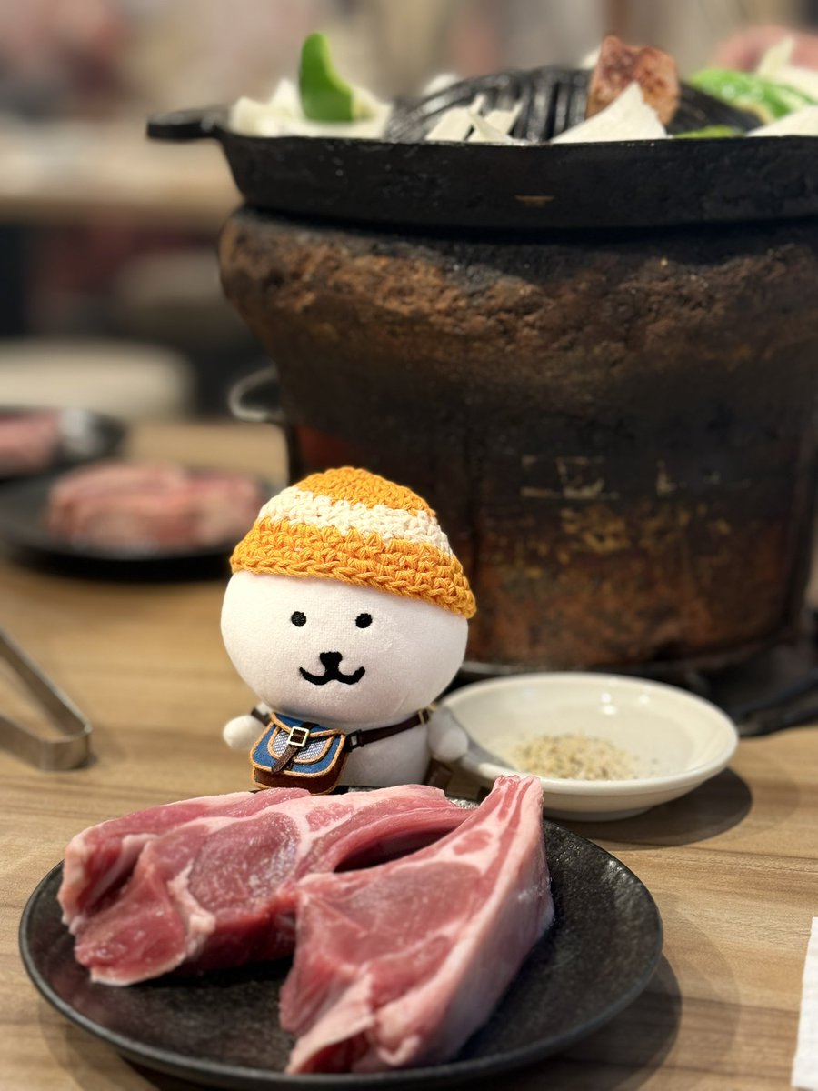 343kuma's tweet image. 欲しいオーラを出しまくってたらこまさんが帽子をくれました🧡🤍笑
サイズ感とシルエットがツボ🧡🤍
とりあえず色々食べさせてます
ぬいたん帽子の子と仲良くしてる♪