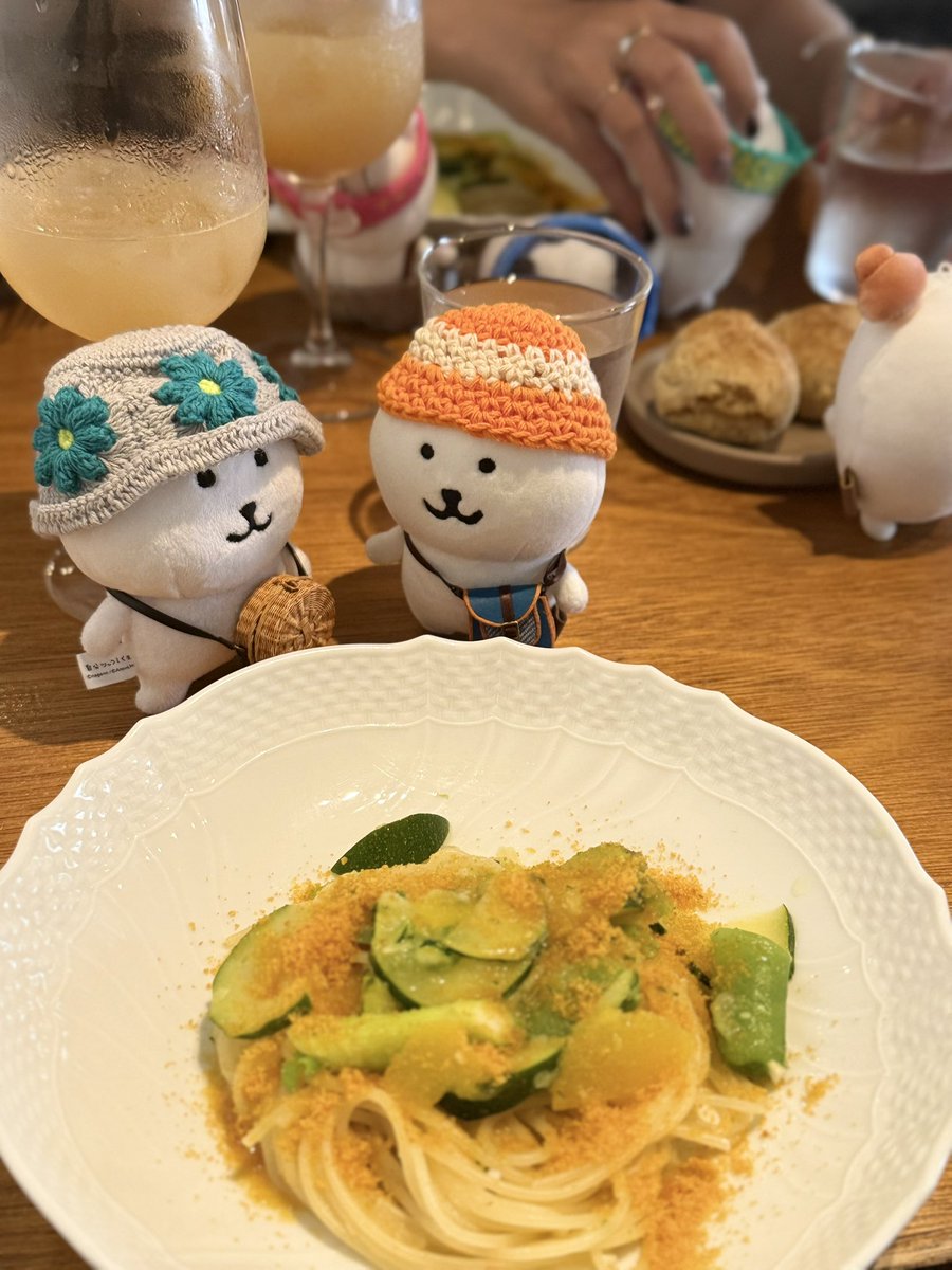 343kuma's tweet image. 欲しいオーラを出しまくってたらこまさんが帽子をくれました🧡🤍笑
サイズ感とシルエットがツボ🧡🤍
とりあえず色々食べさせてます
ぬいたん帽子の子と仲良くしてる♪