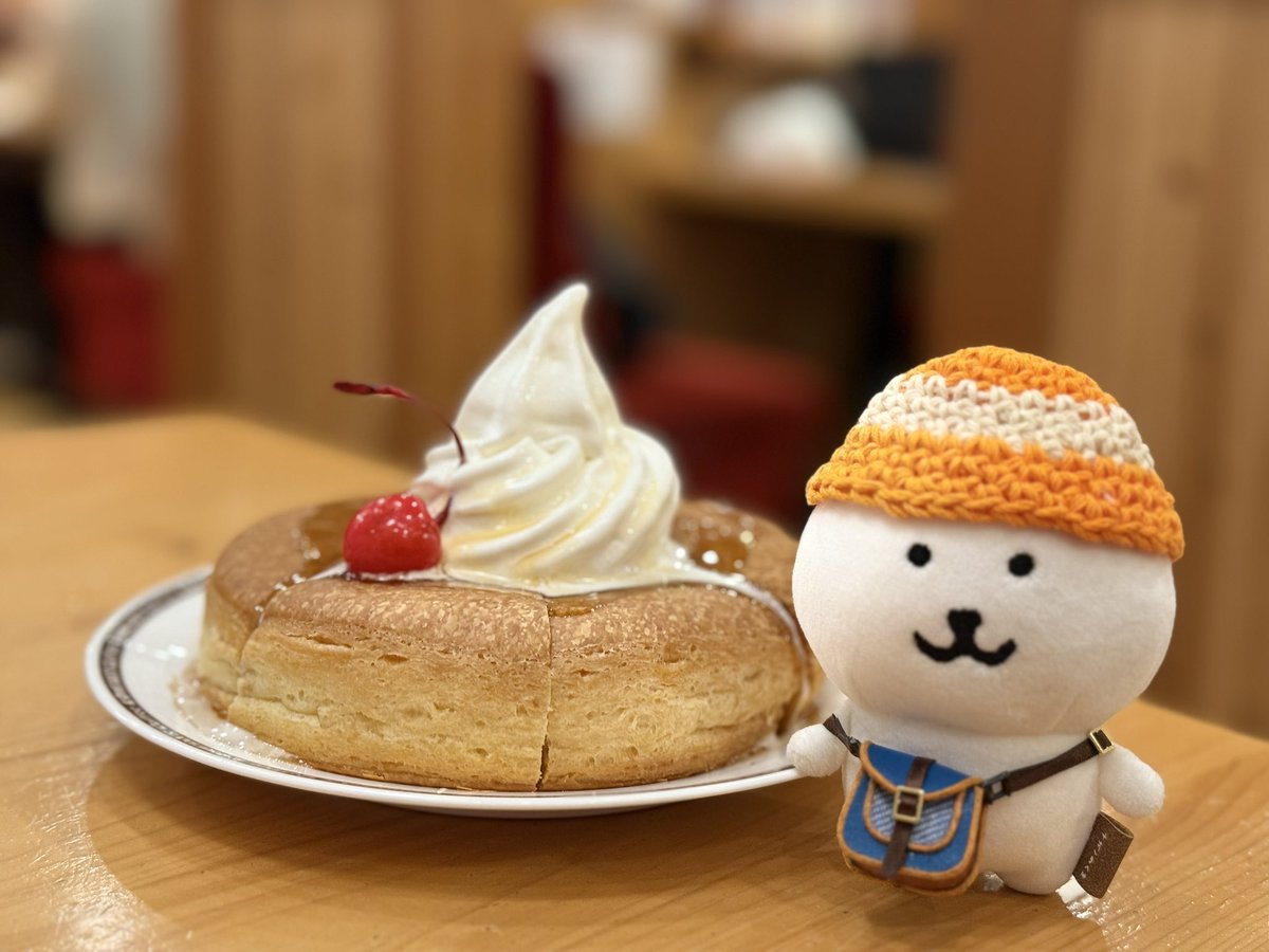 343kuma's tweet image. 欲しいオーラを出しまくってたらこまさんが帽子をくれました🧡🤍笑
サイズ感とシルエットがツボ🧡🤍
とりあえず色々食べさせてます
ぬいたん帽子の子と仲良くしてる♪