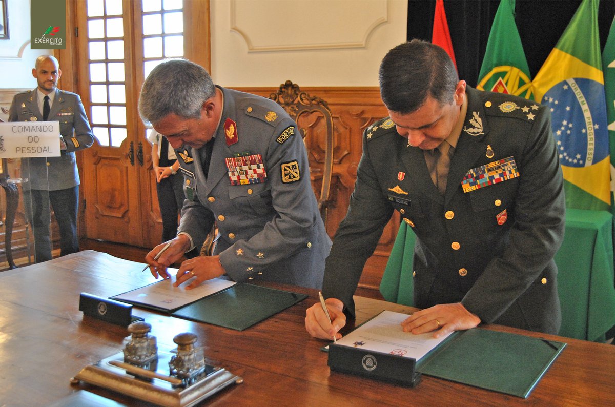 Exercito_pt's tweet image. 📢 Exército de Portugal 🇵🇹 e do Brasil 🇧🇷 assinam Protocolo de Colaboração na área da Psicologia Militar
👉 O acordo visa reforçar a cooperação técnico-científica entre os dois países no âmbito da Psicologia Aplicada às Ciências Militares.
#ExércitoPortuguês