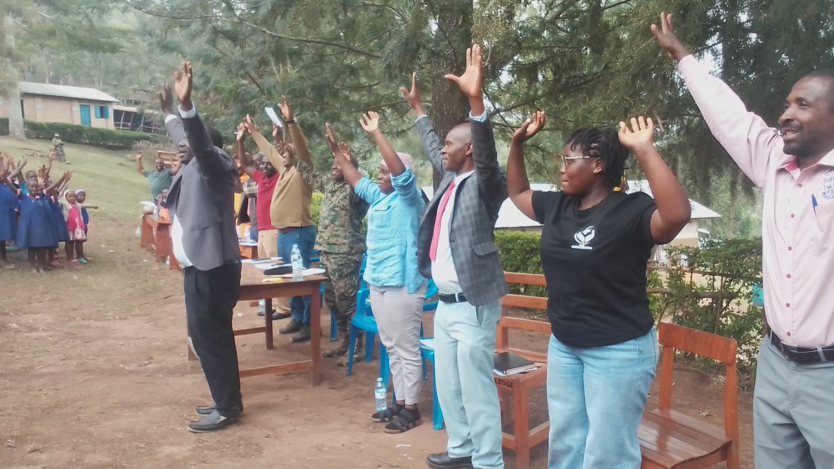 OctBinEvadiusT's tweet image. News|| Buhweju District
The C.E.O - Centre For Integrated Community Development Uganda (@CICD_Uganda ), Jonan Nduhuura has called on media houses and the UPDF ,to engage in the Go-green and climate action Campaign.