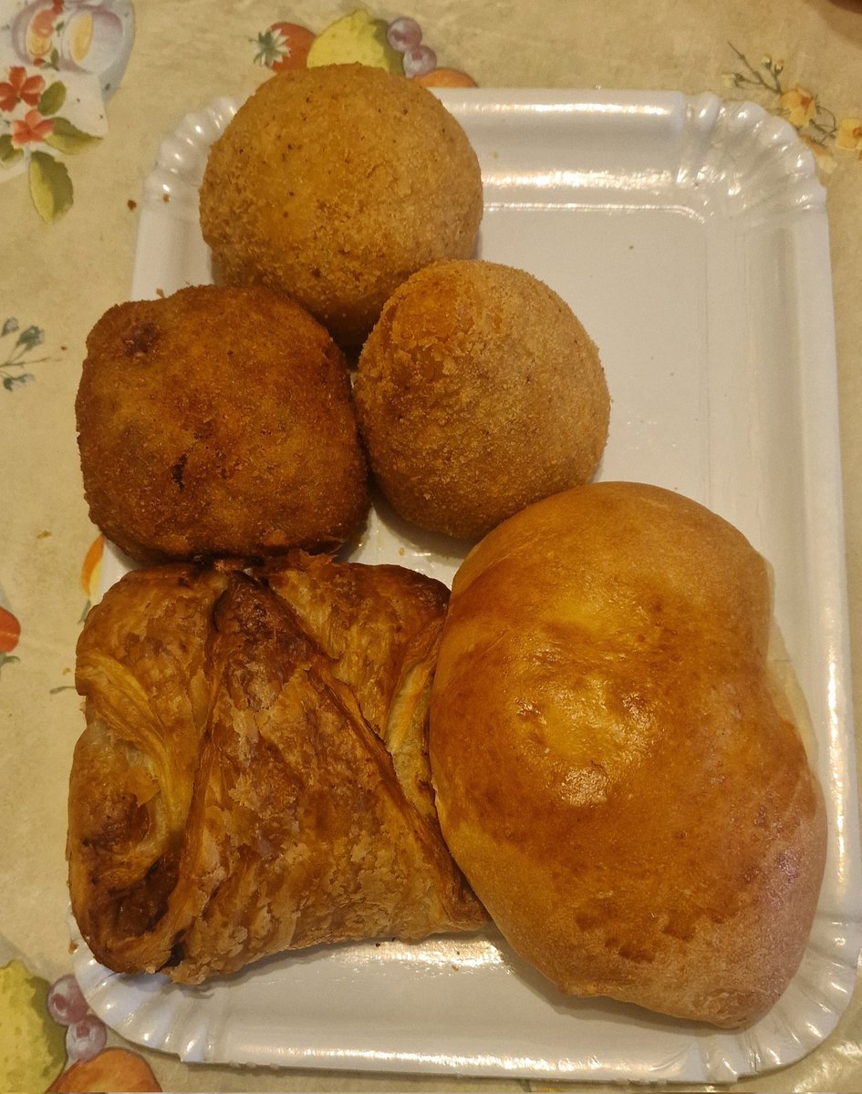 MezzaTiziana's tweet image. Arancini con anelletti al forno, uno alla norma e uno al ragù, una cipollina e una cartocciata