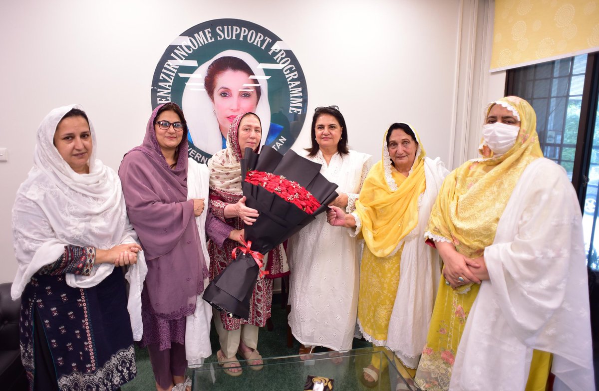 چیئرپرسن بینظیر انکم سپورٹ پروگرام سینیٹر روبینہ خالد سے پاکستان پیپلزپارٹی خیبر پختونخواہ کے ایم پی ایز شازیہ طہماس،فرزانہ شیرین،نیلوفر بابر،مہر سلطانہ اور اشبر جدون نے ملاقات کی اور سینیٹر روبینہ خالد کو حالیہ سینیٹ انتخابات میں مسلسل تیسری بار کامیابی پر مبارک باد پیش کی۔