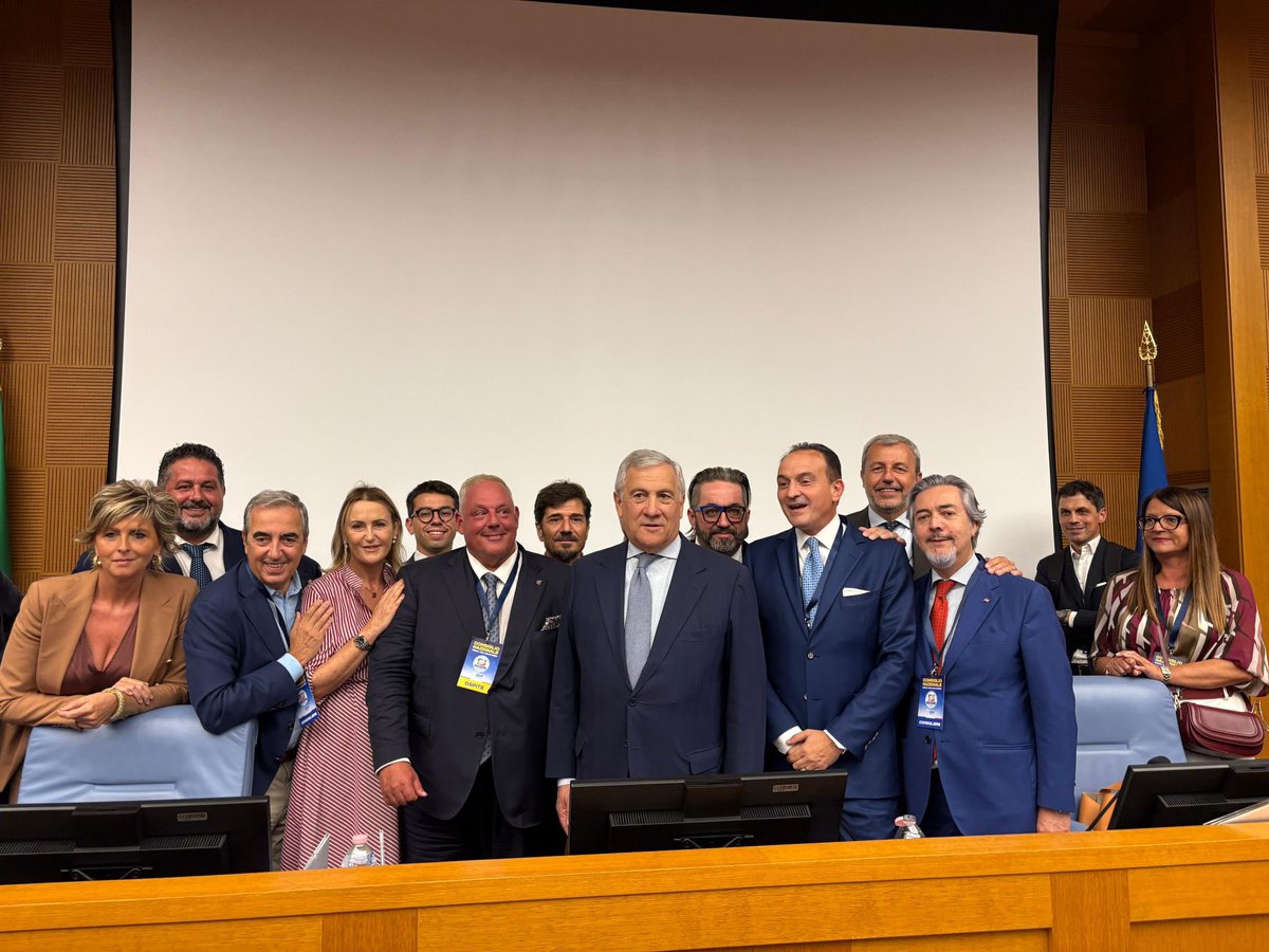Maurizio Gasparri (@gasparripdl) on Twitter photo Insieme al Segretario Nazionale <a href="/Antonio_Tajani/">Antonio Tajani</a> con gli amici della Toscana tra cui il sindaco di #Grosseto Vivarelli Colonna che ha annunciato, tra gli applausi, la sua adesione a <a href="/forza_italia/">Forza Italia</a>! Insieme al Segretario Nazionale <a href="/Antonio_Tajani/">Antonio Tajani</a> con gli amici della Toscana tra cui il sindaco di #Grosseto Vivarelli Colonna che ha annunciato, tra gli applausi, la sua adesione a <a href="/forza_italia/">Forza Italia</a>!