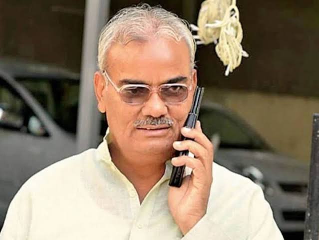 Lokendra Singh Kilanaut (@the_kilanaut) on Twitter photo मान्यवर मदन दिलावर जी ( <a href="/madandilawar/">Madan Dilawar</a>
दूसरी दुनिया के शिक्षामंत्री
मैं एक बात की आपसे टोह लेना चाहता हूँ। और पूछना चाहता हूँ कि आप जैसे सत्ताधीशों की दुनिया कैसी होती है ? आपकी दुनिया में कैसे लोग होते हैं और किस तरह के लोगों के लिए आप काम करते हैं। मैं ये भी जानना चाहता हूँ कि मान्यवर मदन दिलावर जी ( <a href="/madandilawar/">Madan Dilawar</a>
दूसरी दुनिया के शिक्षामंत्री
मैं एक बात की आपसे टोह लेना चाहता हूँ। और पूछना चाहता हूँ कि आप जैसे सत्ताधीशों की दुनिया कैसी होती है ? आपकी दुनिया में कैसे लोग होते हैं और किस तरह के लोगों के लिए आप काम करते हैं। मैं ये भी जानना चाहता हूँ कि