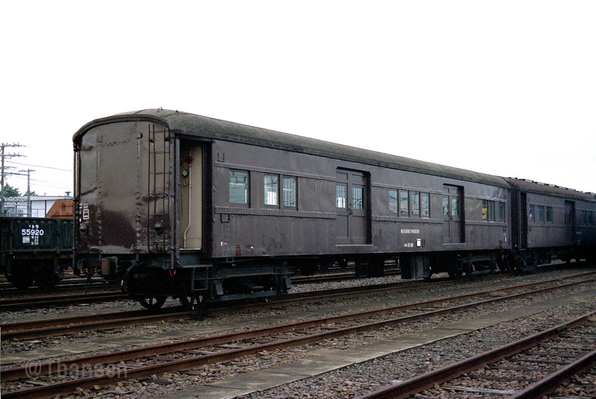 1bansen_'s tweet image. #お客様を乗せない鉄道車両たち
国鉄末期の新津駅裏の留置線には余剰車両が沢山留置されておりました。86年11月。そのなかでも事業用車は改造された外観が面白く興味深いものでした。
教習車のオヤ17 2。オイラン車のオヤ31 1。救援車のスエ31 12、スエ31 61。