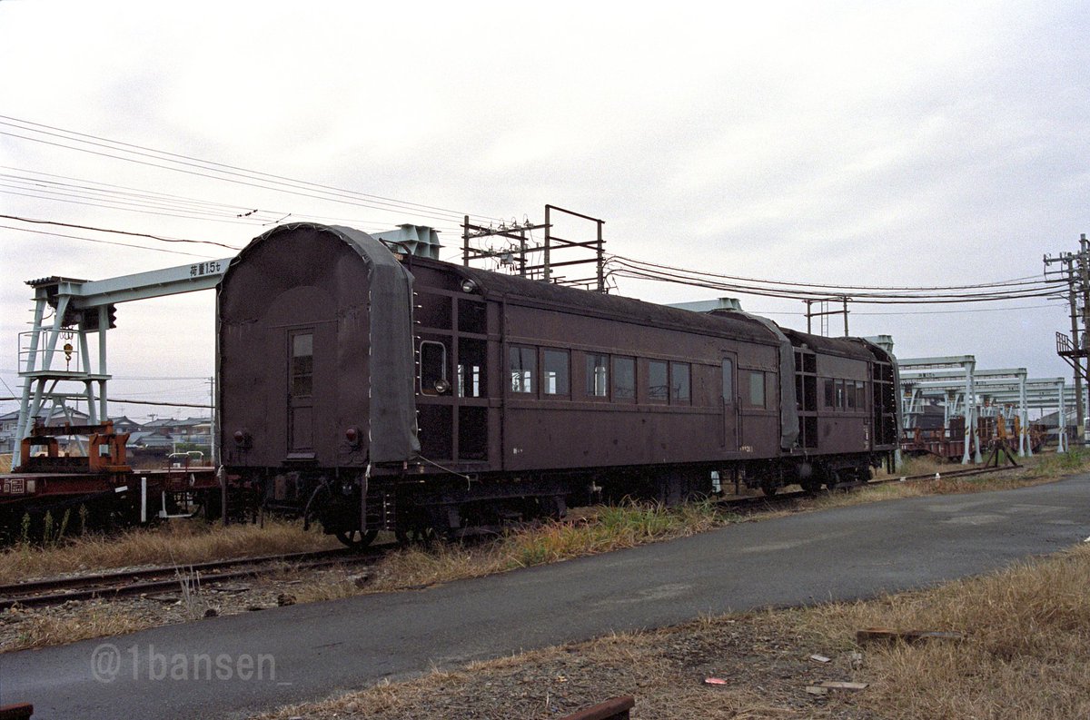 1bansen_'s tweet image. #お客様を乗せない鉄道車両たち
国鉄末期の新津駅裏の留置線には余剰車両が沢山留置されておりました。86年11月。そのなかでも事業用車は改造された外観が面白く興味深いものでした。
教習車のオヤ17 2。オイラン車のオヤ31 1。救援車のスエ31 12、スエ31 61。